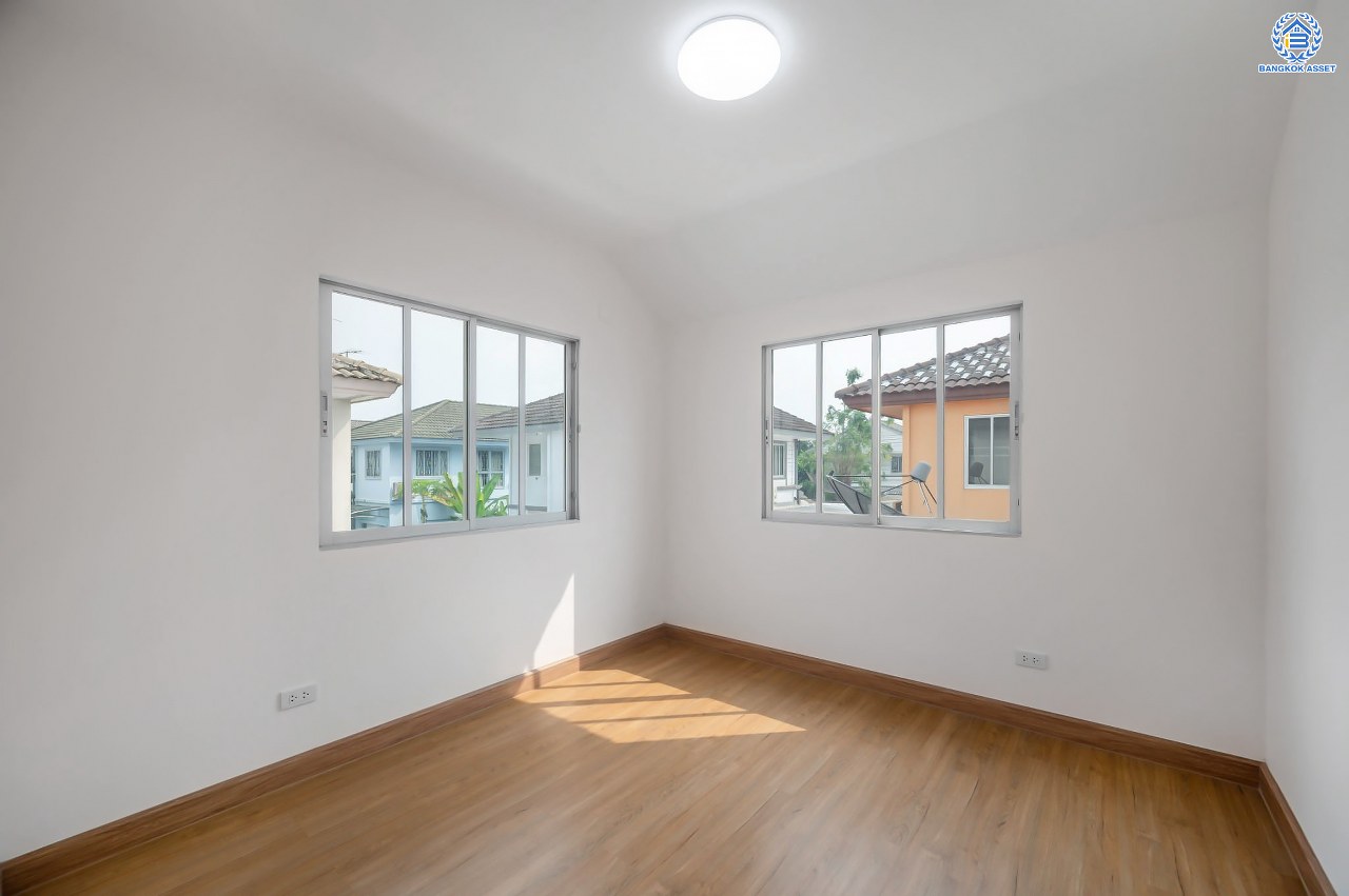 บ้านมือสองตกแต่งใหม่ โครงการ พฤกษ์ลดา พุทธสาคร หลังมุม จากแบรนด์ LH บนเนื้อที่ 54.5 ตร.ว. พื้นที่ใช้สอย 153.89 ตร.ม. ฟังก์ชัน 3 ห้องนอน 2 ห้องน้ำ จอดรถได้ 2 คัน เชื่อมต่อถนนเพชรเกษม, ถนนพุทธมณฑลสาย4, ถนนบรมราชชนนี ใกล้รถไฟฟ้าสายสีน้ำเงิน "สถานีหลักสอง" และ The Mall บางแค